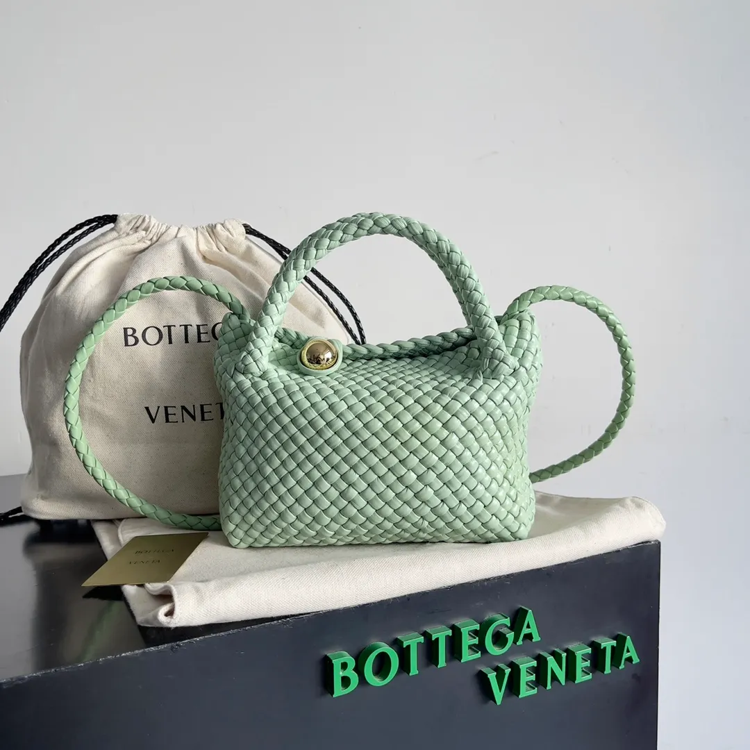 Batch 3760 BV collectible small woven handbags are really YYDS!! Bottega Veneta’s most classic small woven handbags are back! ! We use the highest quality leather with the highest craftsmanship❤️ to create the most expensive works. We have created the Intrecciato leather weaving process❤️ This unique traditional exclusive leather weaving method has not only become our logo but also reflects the time-consuming and labor-intensive craftsmanship of our products❤️ The new TOSCA handbag must be a selection worth collecting🆕 Style number: 776755 Size: 20*15.5*7cm